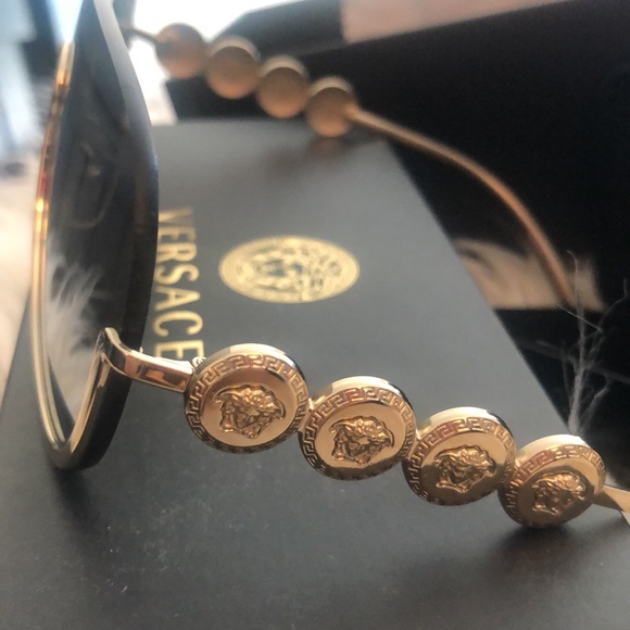 Gorgeous VERSACE piece sunglasses 🌺 - Picture 3 of 5